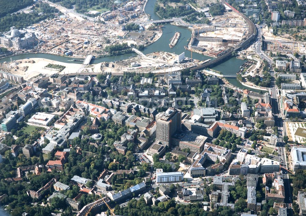 Aerial photograph Berlin - High house of the bed tower at the University Hospital Charité Campus Mitte (CCM) in the district of Mitte in Berlin