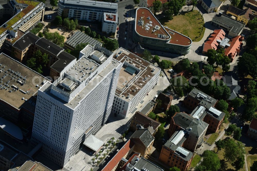 Aerial image Berlin - High house of the bed tower at the University Hospital Charité Campus Mitte (CCM) in the district of Mitte in Berlin