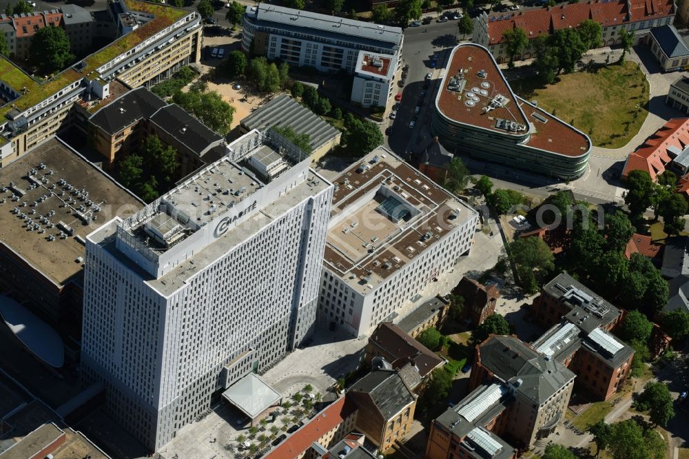 Aerial photograph Berlin - High house of the bed tower at the University Hospital Charité Campus Mitte (CCM) in the district of Mitte in Berlin