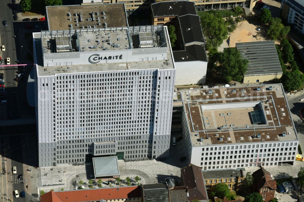 Aerial image Berlin - High house of the bed tower at the University Hospital Charité Campus Mitte (CCM) in the district of Mitte in Berlin