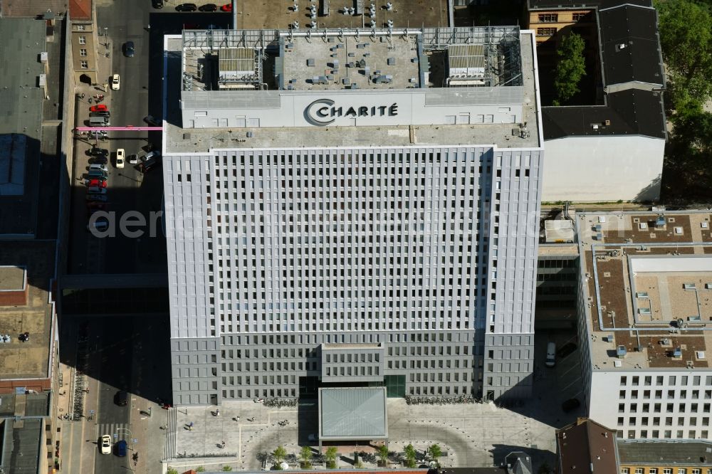 Aerial photograph Berlin - High house of the bed tower at the University Hospital Charité Campus Mitte (CCM) in the district of Mitte in Berlin