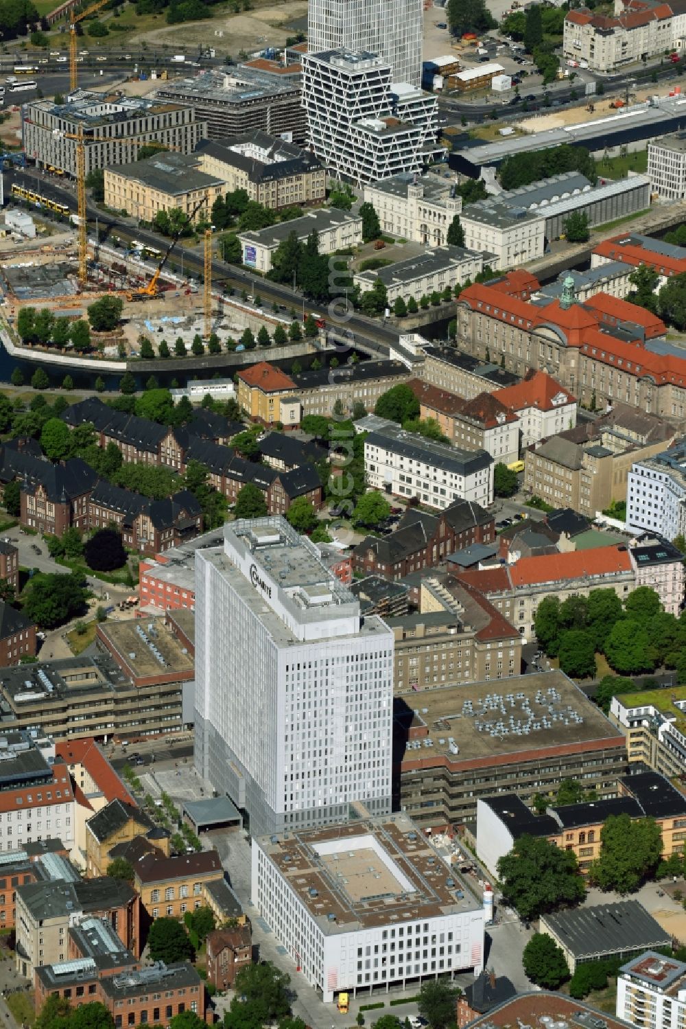 Aerial image Berlin - High house of the bed tower at the University Hospital Charité Campus Mitte (CCM) in the district of Mitte in Berlin