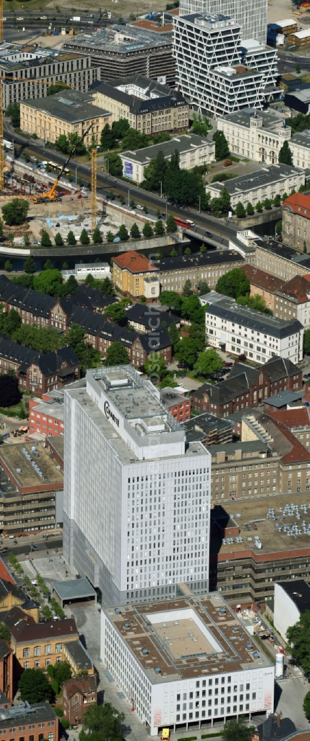 Aerial photograph Berlin - High house of the bed tower at the University Hospital Charité Campus Mitte (CCM) in the district of Mitte in Berlin