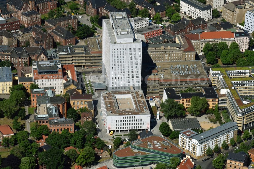 Aerial photograph Berlin - High house of the bed tower at the University Hospital Charité Campus Mitte (CCM) in the district of Mitte in Berlin