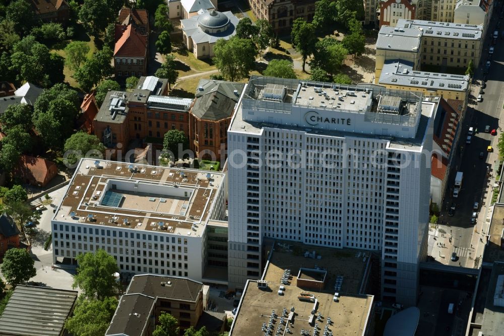 Aerial image Berlin - High house of the bed tower at the University Hospital Charité Campus Mitte (CCM) in the district of Mitte in Berlin