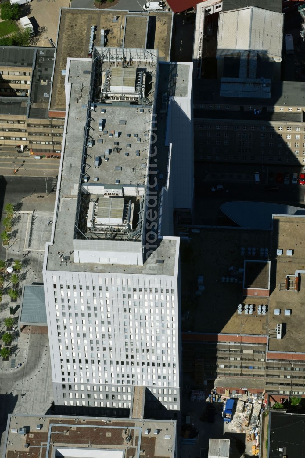 Aerial image Berlin - High house of the bed tower at the University Hospital Charité Campus Mitte (CCM) in the district of Mitte in Berlin