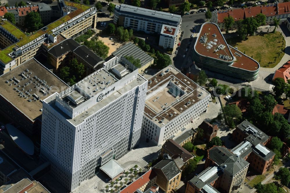 Aerial photograph Berlin - High house of the bed tower at the University Hospital Charité Campus Mitte (CCM) in the district of Mitte in Berlin