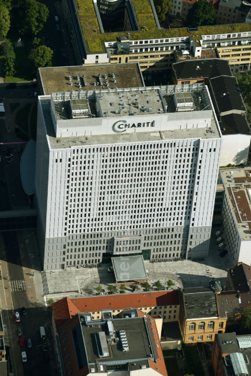 Aerial image Berlin - High house of the bed tower at the University Hospital Charité Campus Mitte (CCM) in the district of Mitte in Berlin