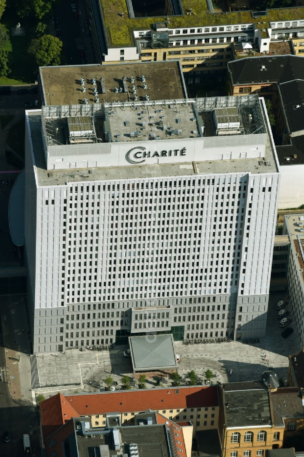 Aerial photograph Berlin - High house of the bed tower at the University Hospital Charité Campus Mitte (CCM) in the district of Mitte in Berlin