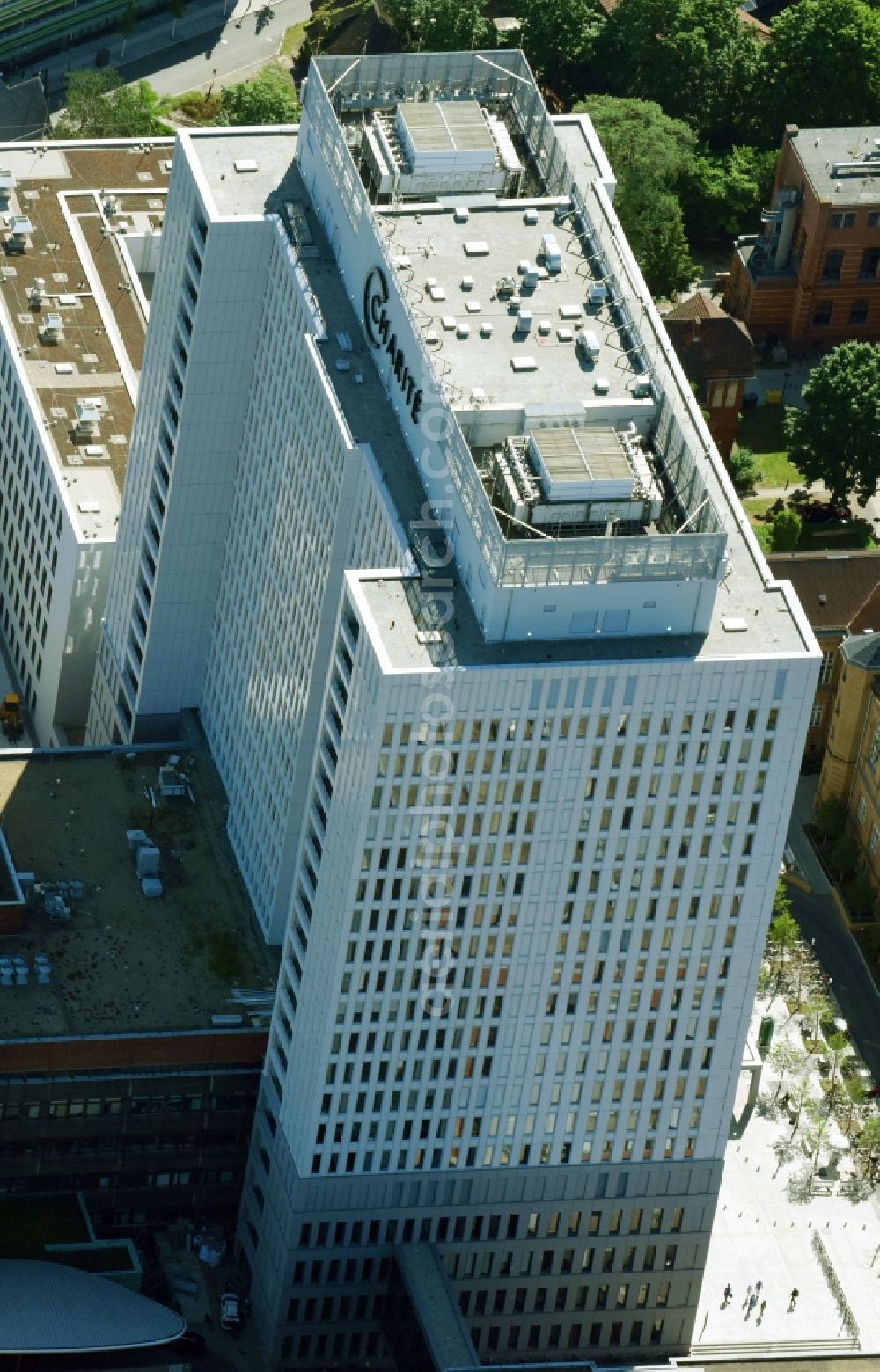 Aerial image Berlin - High house of the bed tower at the University Hospital Charité Campus Mitte (CCM) in the district of Mitte in Berlin