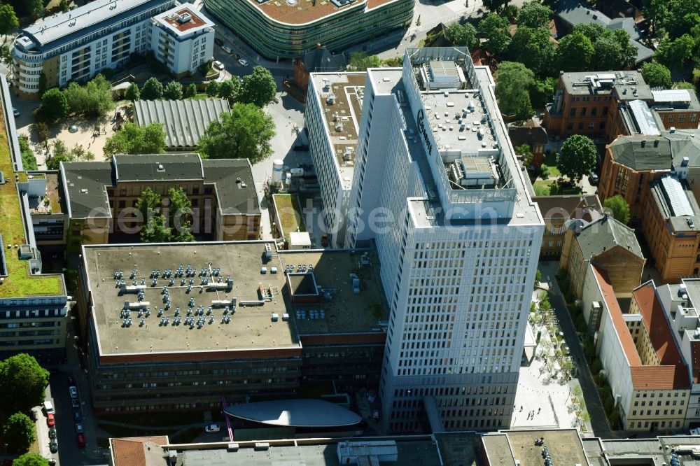 Aerial photograph Berlin - High house of the bed tower at the University Hospital Charité Campus Mitte (CCM) in the district of Mitte in Berlin