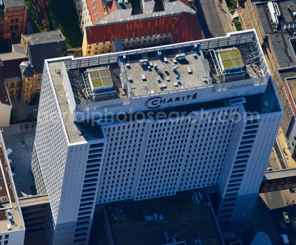 Aerial image Berlin - High house of the bed tower at the University Hospital Charité Campus Mitte (CCM) in the district of Mitte in Berlin