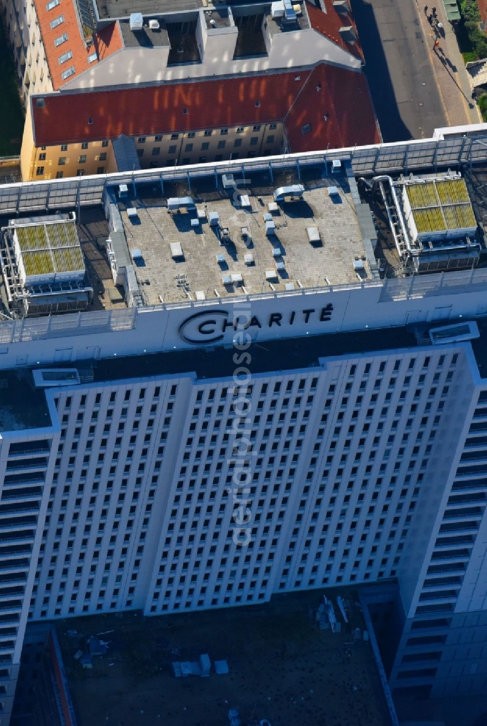 Aerial photograph Berlin - High house of the bed tower at the University Hospital Charité Campus Mitte (CCM) in the district of Mitte in Berlin