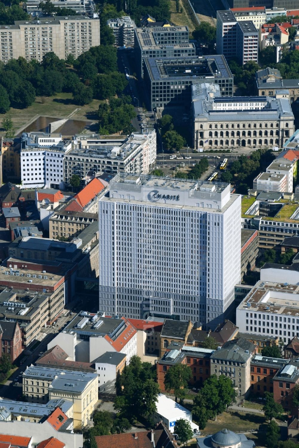 Aerial photograph Berlin - High house of the bed tower at the University Hospital Charité Campus Mitte (CCM) in the district of Mitte in Berlin