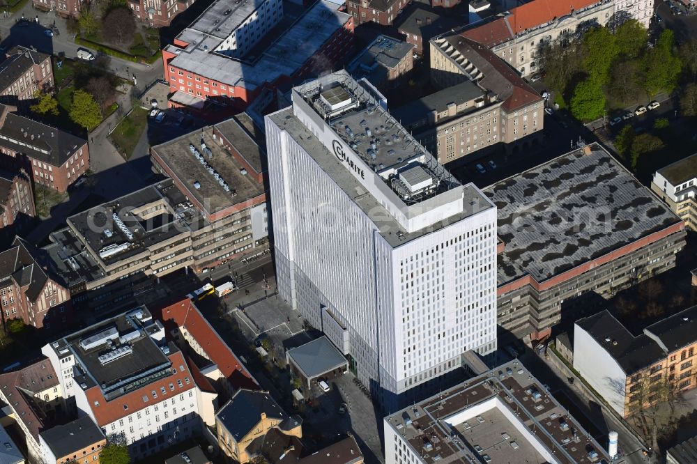 Aerial photograph Berlin - High house of the bed tower at the University Hospital Charité Campus Mitte (CCM) in the district of Mitte in Berlin