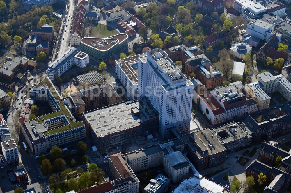 Aerial image Berlin - High house of the bed tower at the University Hospital Charité Campus Mitte (CCM) in the district of Mitte in Berlin