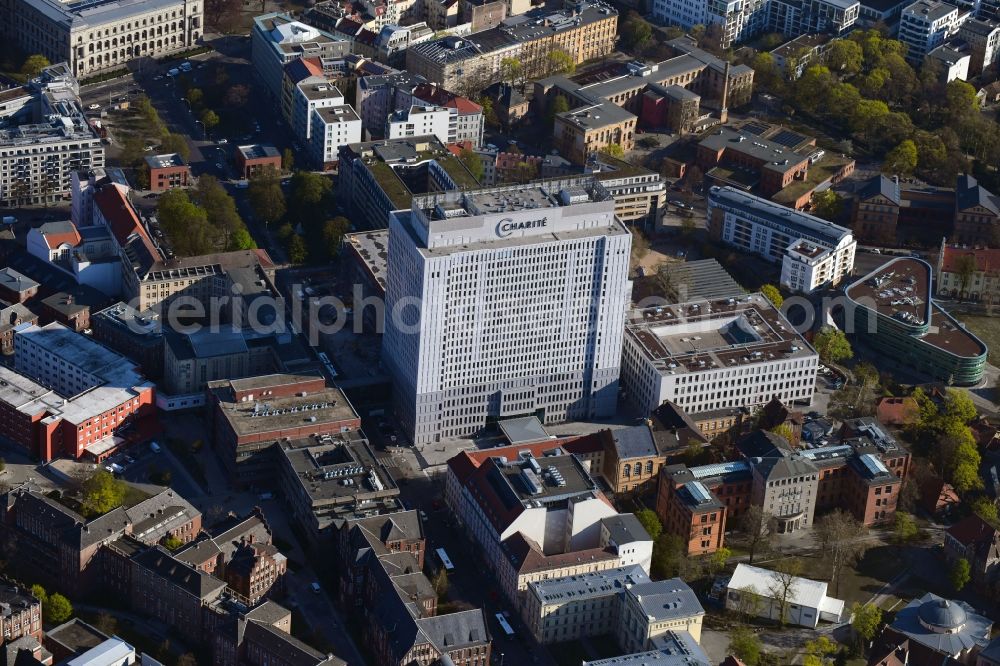 Aerial image Berlin - High house of the bed tower at the University Hospital Charité Campus Mitte (CCM) in the district of Mitte in Berlin