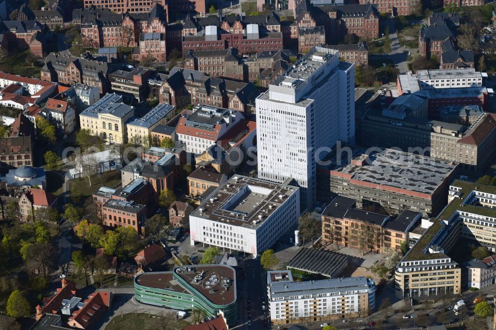 Aerial photograph Berlin - High house of the bed tower at the University Hospital Charité Campus Mitte (CCM) in the district of Mitte in Berlin