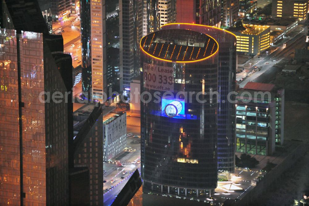 DUBAI / DUBAYY from above - Nachtluftbild vom Hochhaus Emirates Financial Tower im Dubai International Financial Centre. Das Büro- und Geschäftshochhaus wurde durch das türkische Unternehmen TAV Construktion gebaut. Emirates Financial Towers are commercial business towers located in the heart of the Dubai International Financial Centre, Dubai’s central financial district. Emirates Financial Towers is a joint venture between ENSHAA and Moafaq Al Gaddah Group.