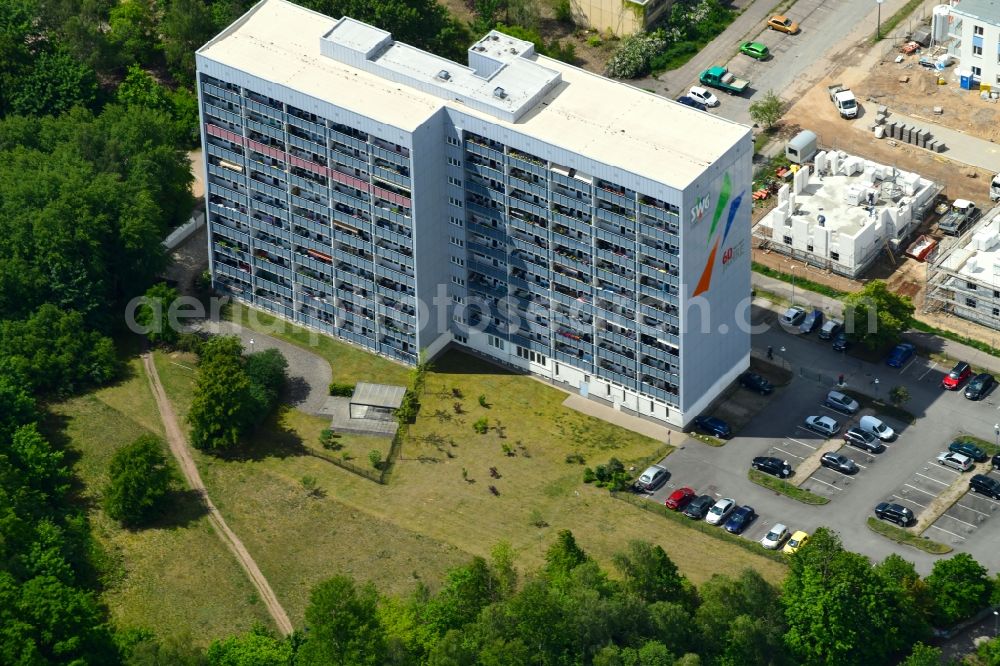 Schwerin from the bird's eye view: High-rise ensemble of Anne-Fronk-Strasse - Bernhard-Schwentner-Strasse in Schwerin in the state Mecklenburg - Western Pomerania, Germany