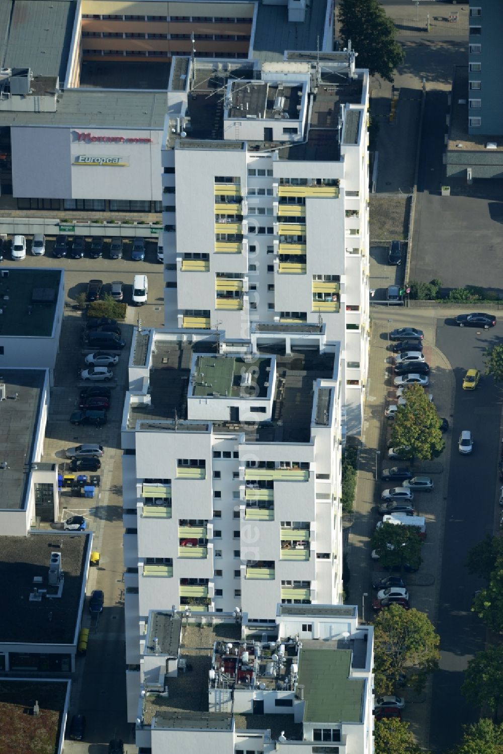 Aerial photograph Braunschweig - High-rise ensemble of the Atrium residential buildings in Braunschweig in the state of Lower Saxony. The three towers are located at Atrium Center in Kurt Schumacher Strasse in the Southeast of the downtown area of Braunschweig