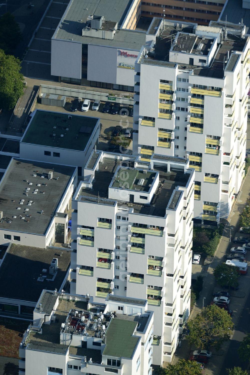 Braunschweig from above - High-rise ensemble of the Atrium residential buildings in Braunschweig in the state of Lower Saxony. The three towers are located at Atrium Center in Kurt Schumacher Strasse in the Southeast of the downtown area of Braunschweig