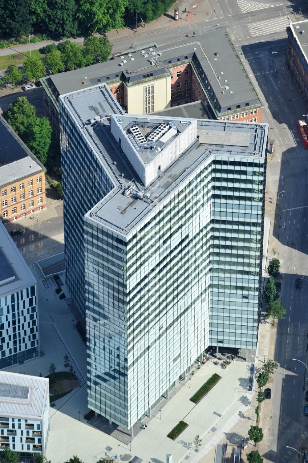 Hamburg from the bird's eye view: High-rise ensemble of Emporio-Hochhaus in the district Neustadt in Hamburg, Germany