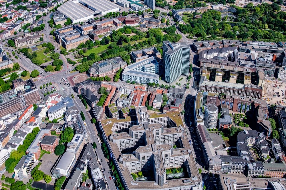 Aerial photograph Hamburg - High-rise ensemble of Emporio-Hochhaus overlooking Office building ensemble with the district office Hamburg-Mitte in the district Neustadt in Hamburg, Germany