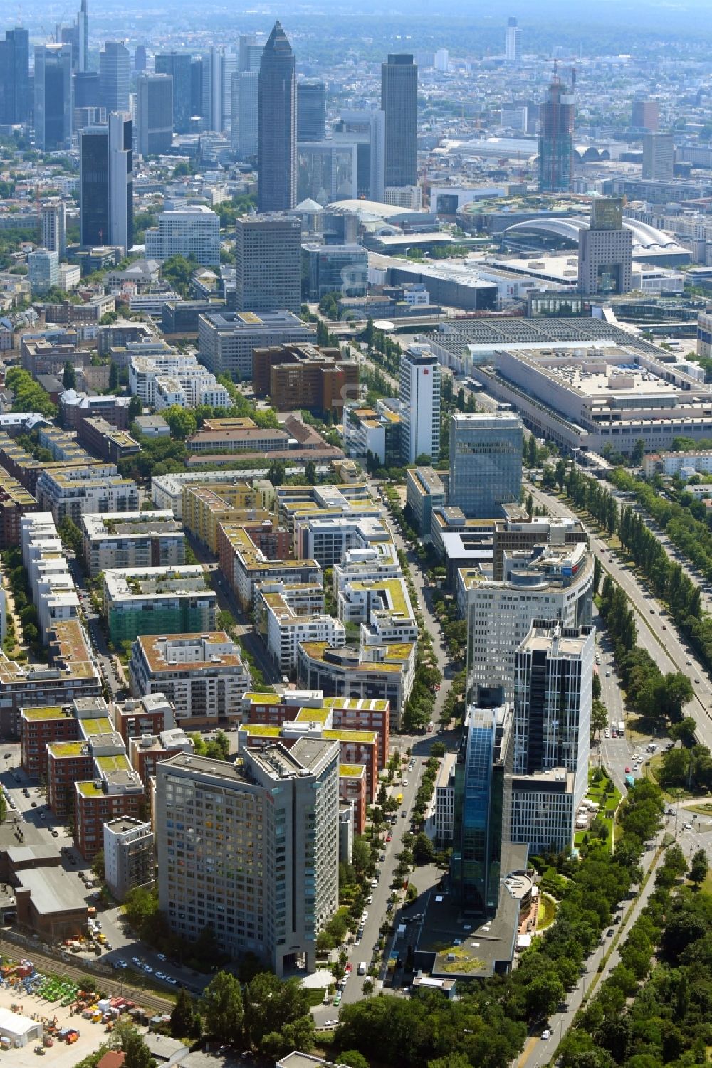 Frankfurt am Main from the bird's eye view: High-rise ensemble of along the Franklinstrasse in Frankfurt in the state Hesse, Germany