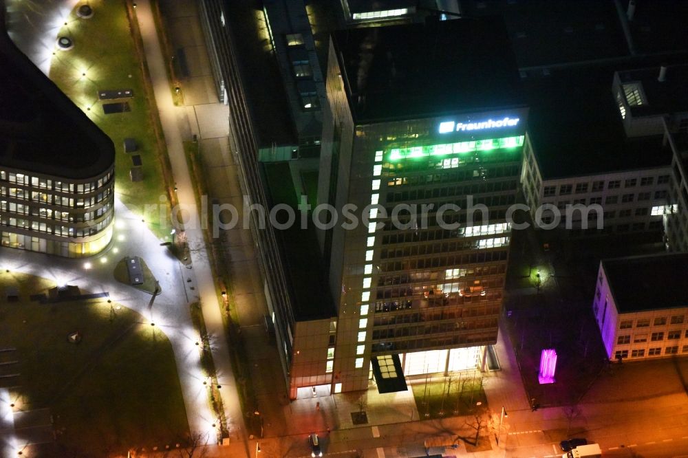 München from above - Night view High-rise ensemble of Fraunhofer-Institut fuer Zuverlaessigkeit und Mikrointegration IZM on Hansastrasse in Munich in the state Bavaria