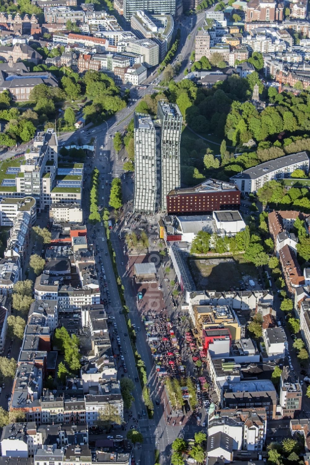 Hamburg from the bird's eye view: Skyscraper - Ensemble - complex Dancing Towers on the Reeperbahn in Hamburg