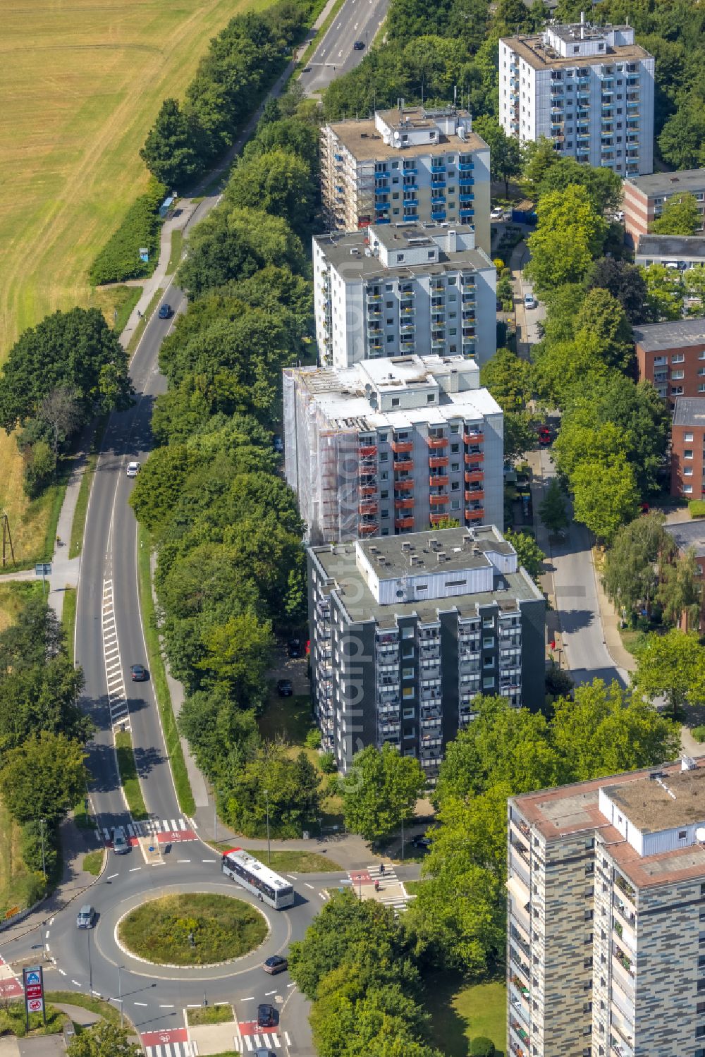 Aerial photograph Heiligenhaus - High-rise ensemble of a multi-family house settlement on Hoeseler Strasse in the district Unterilp in Heiligenhaus in the Ruhr area in the state North Rhine-Westphalia, Germany