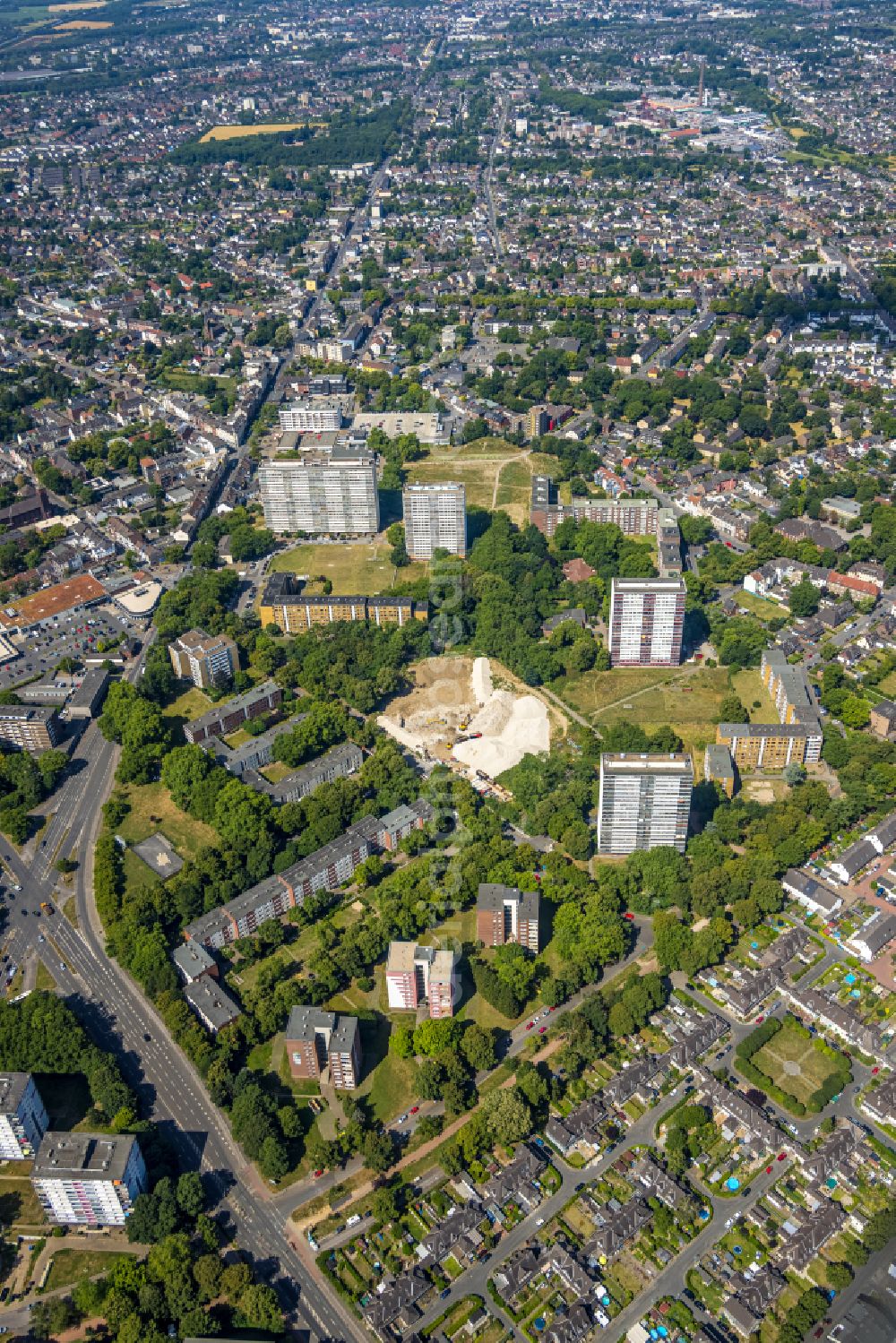 Duisburg from above - High-rise ensemble of on street Ottostrasse in the district Hochheide in Duisburg at Ruhrgebiet in the state North Rhine-Westphalia, Germany