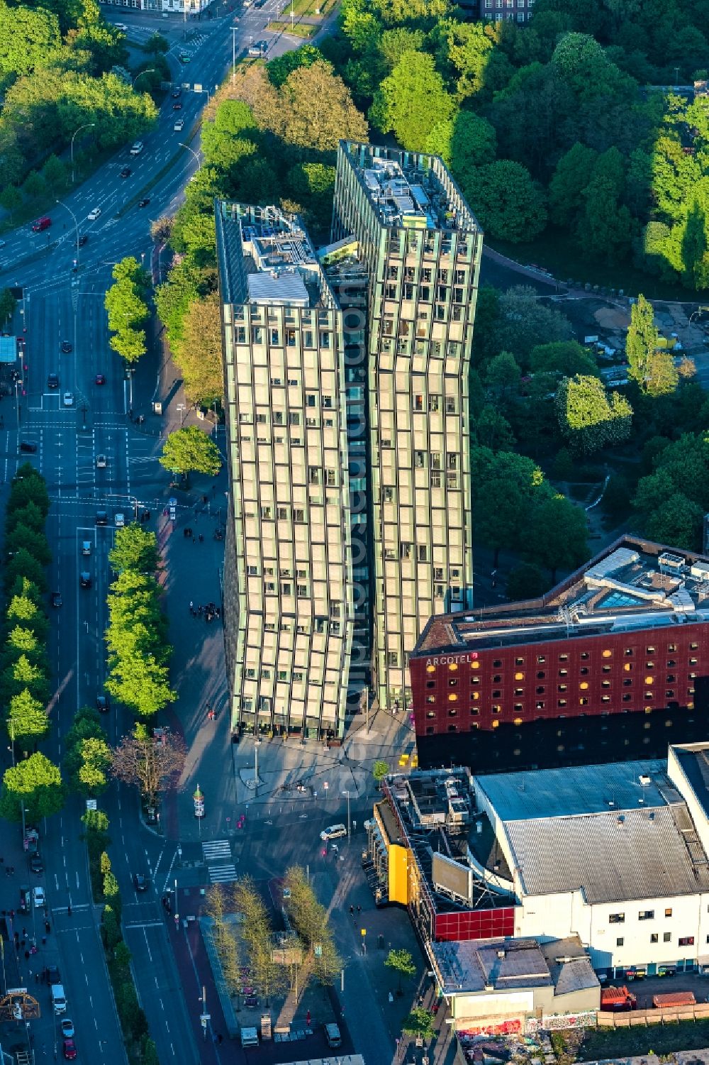 Hamburg from the bird's eye view: High-rise ensemble of Tanzende Tuerme on corner Reeperbahn - Zirkusweg in the district Sankt Pauli in Hamburg, Germany