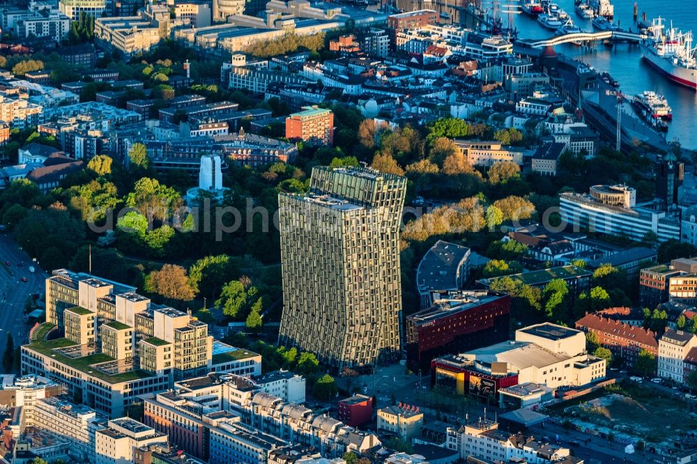 Aerial photograph Hamburg - High-rise ensemble of Tanzende Tuerme on corner Reeperbahn - Zirkusweg in the district Sankt Pauli in Hamburg, Germany