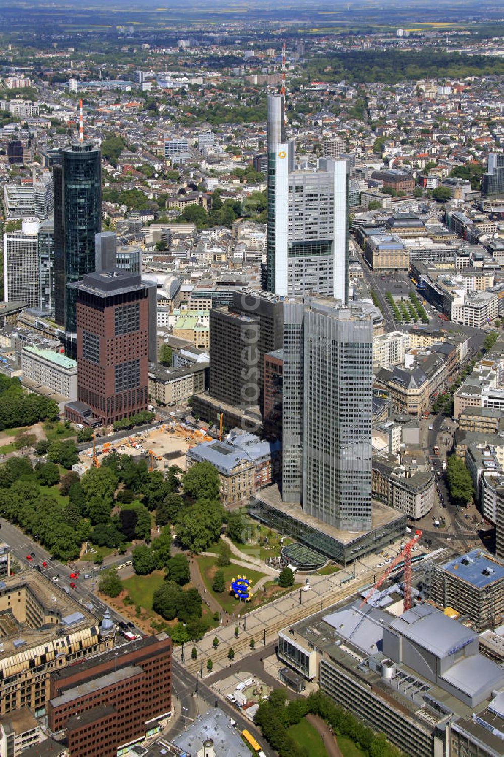 Frankfurt am Main from the bird's eye view: Hochhaus des Eurotower der EZB ( Europäische Zentralbank ) in der Kaiserstraße in Frankfurt am Main. Der Turm ist der Sitz der Euröpaischen Zentralbank EZB und wurde von Richard Heil und Johannes Krahn entworfen. The Eurotower at the Kaiserstrasse in Frankfurt on the Main is the domicile of the European Central Bank ECB.