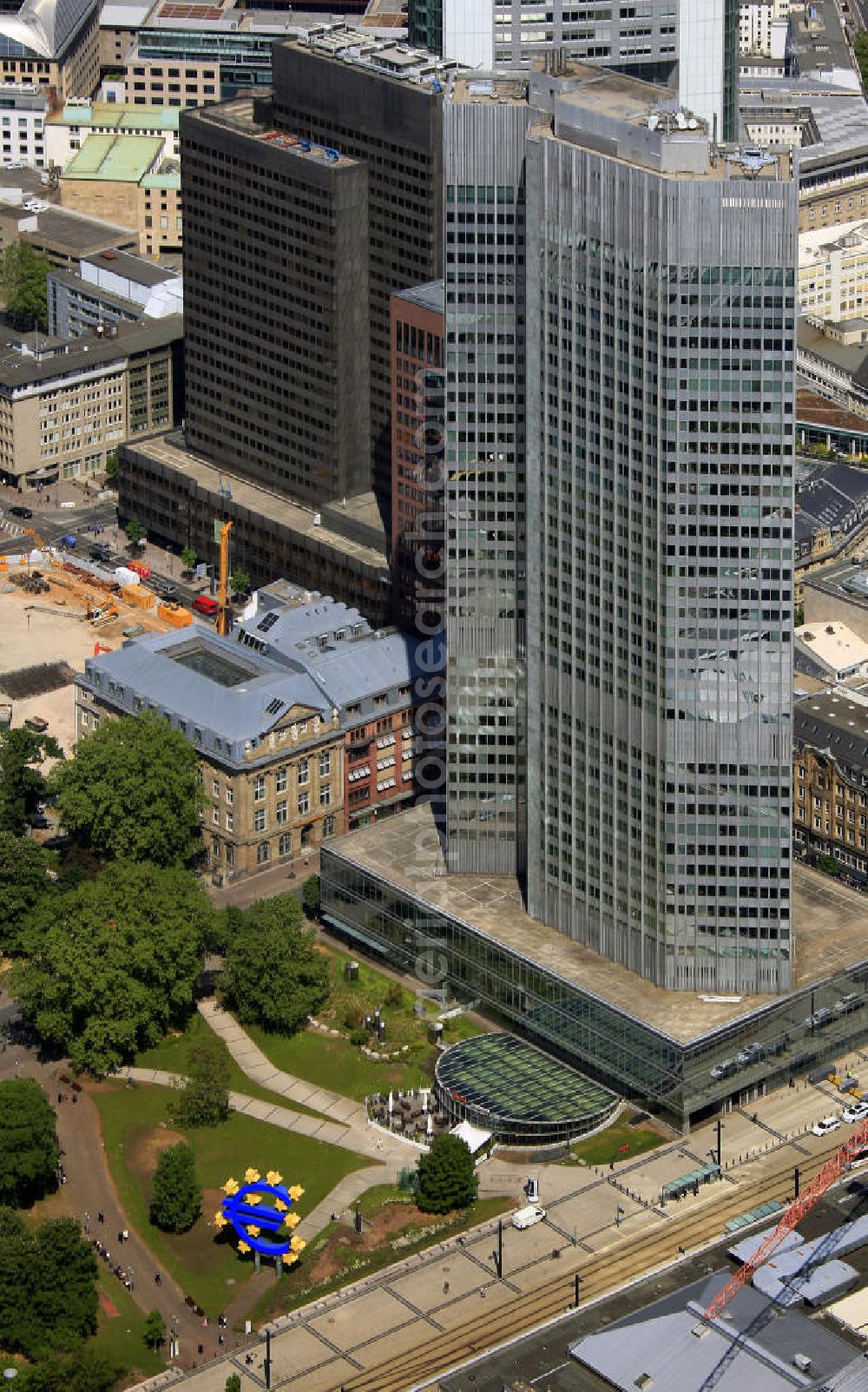 Aerial image Frankfurt am Main - Hochhaus des Eurotower der EZB ( Europäische Zentralbank ) in der Kaiserstraße in Frankfurt am Main. Der Turm ist der Sitz der Euröpaischen Zentralbank EZB und wurde von Richard Heil und Johannes Krahn entworfen. The Eurotower at the Kaiserstrasse in Frankfurt on the Main is the domicile of the European Central Bank ECB.