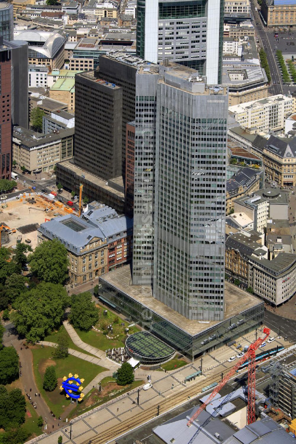 Aerial photograph Frankfurt am Main - Hochhaus des Eurotower der EZB ( Europäische Zentralbank ) in der Kaiserstraße in Frankfurt am Main. Der Turm ist der Sitz der Euröpaischen Zentralbank EZB und wurde von Richard Heil und Johannes Krahn entworfen. The Eurotower at the Kaiserstrasse in Frankfurt on the Main is the domicile of the European Central Bank ECB.