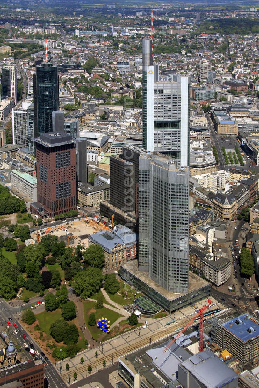 Frankfurt am Main from above - Hochhaus des Eurotower der EZB ( Europäische Zentralbank ) in der Kaiserstraße in Frankfurt am Main. Der Turm ist der Sitz der Euröpaischen Zentralbank EZB und wurde von Richard Heil und Johannes Krahn entworfen. The Eurotower at the Kaiserstrasse in Frankfurt on the Main is the domicile of the European Central Bank ECB.