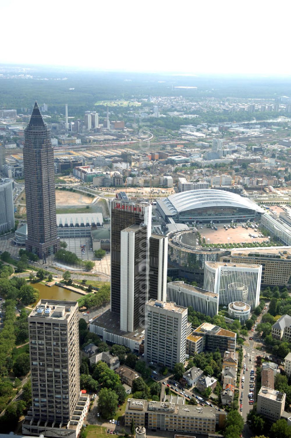 Aerial image Frankfurt am Main - Blick auf das Hochhaus des Frankfurter Marriott Hotel an der Hamburger Allee 2 in 60486 Frankfurt / Main. Gegenüber der Frankfurter Messe gelegen, ist es eines der höchsten Hotels des Kontinents.