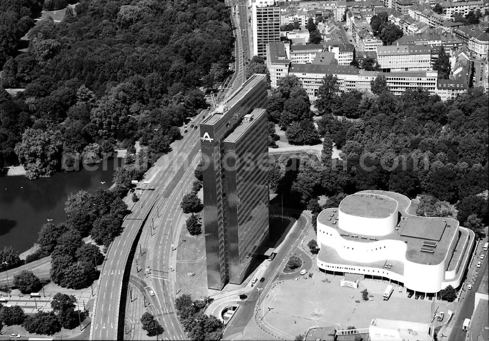 Aerial photograph Düsseldorf - High-rise buildings Hochhaus Dreischeibenhaus along the Berliner Allee in Duesseldorf in the state North Rhine-Westphalia, Germany