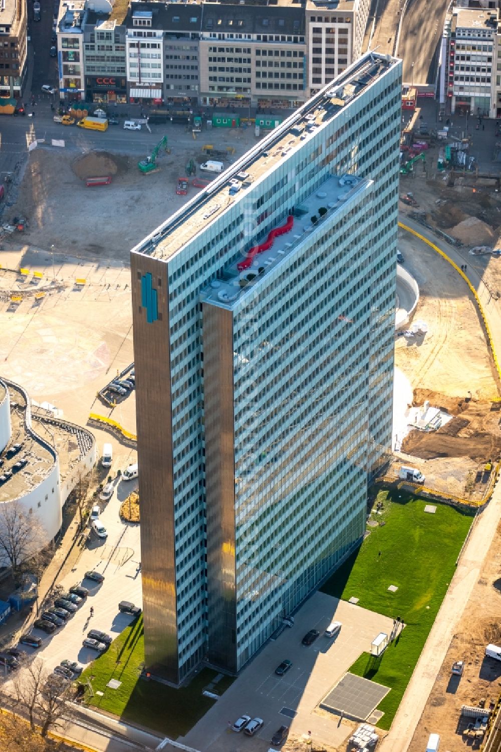 Aerial photograph Düsseldorf - High-rise building and tower Dreischeibenhaus in Duesseldorf in the state of North Rhine-Westphalia