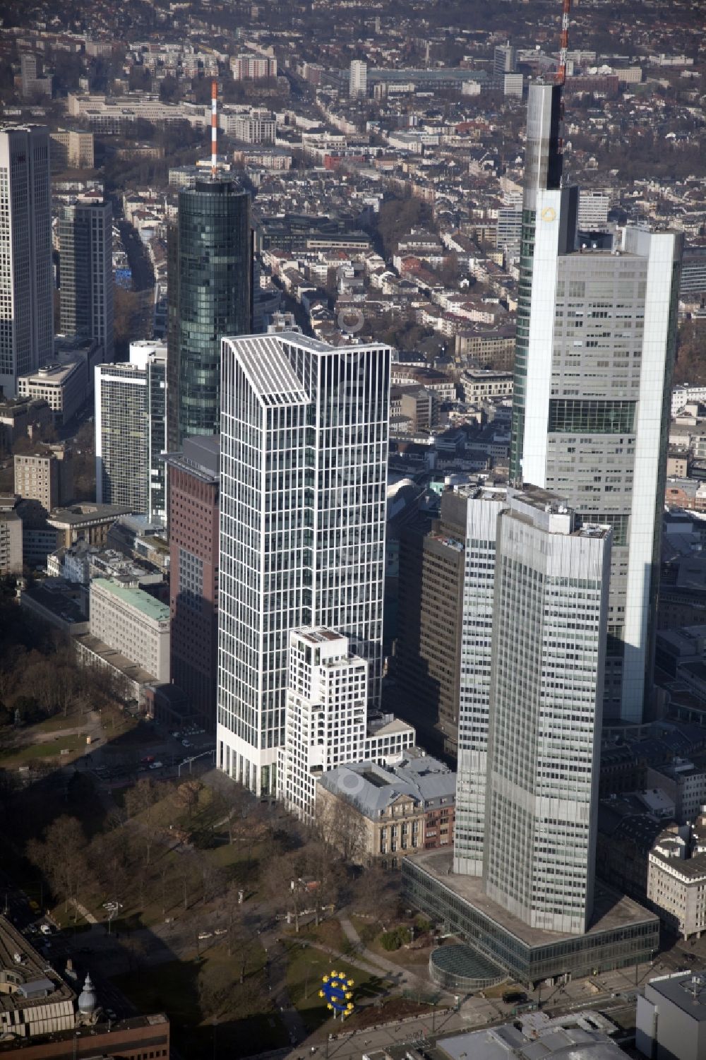 Aerial photograph Frankfurt am Main - High-rise buildings in Frankfurt am Main in the state Hesse. The Eurotower (front) and other high-rise buildings at the Willy- Brandt-Platz next to the Gallusanlage. The Eurotower was first used by the Bank for the Economy (BfG) and then used by the European Central Bank (ECB). According to the plans of the ECB, the Eurotower will become the seat of the Single Supervisory Authority (SSM) in the future