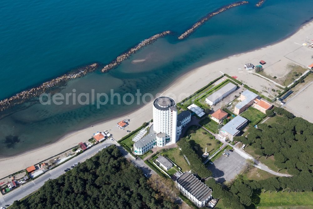 Aerial photograph Marina di Massa - High-rise building of the hotel complex Colonia marina Edoardo Agnelli in Villaggio Torre Marina at beach of the liguric sea in Massa in Toskana, Italy