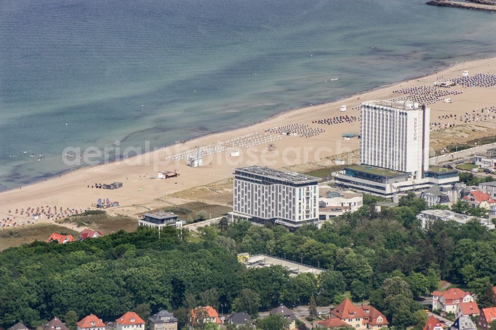 Aerial photograph Rostock - High-rise building of the hotel complex Hotel NEPTUN on Seestrasse in the district Warnemuende in Rostock in the state Mecklenburg - Western Pomerania, Germany