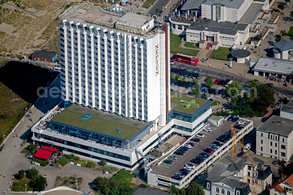 Aerial photograph Rostock - High-rise building of the hotel complex Hotel NEPTUN on Seestrasse in the district Warnemuende in Rostock in the state Mecklenburg - Western Pomerania, Germany