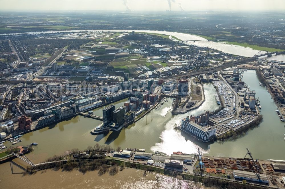 Aerial image Düsseldorf - High-rise building of the hotel complex Hyatt Regency Dusseldorf in the Media Harbour in Dusseldorf in North Rhine-Westphalia