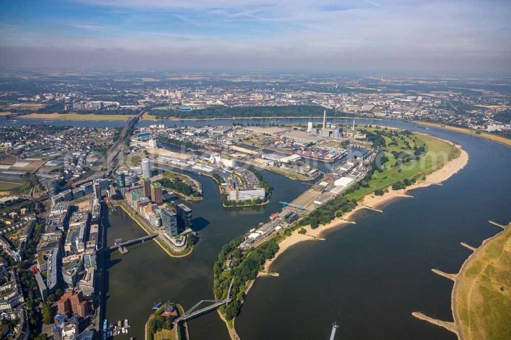 Düsseldorf from the bird's eye view: High-rise building of the hotel complex Hyatt Regency Dusseldorf in the Media Harbour in Dusseldorf in North Rhine-Westphalia