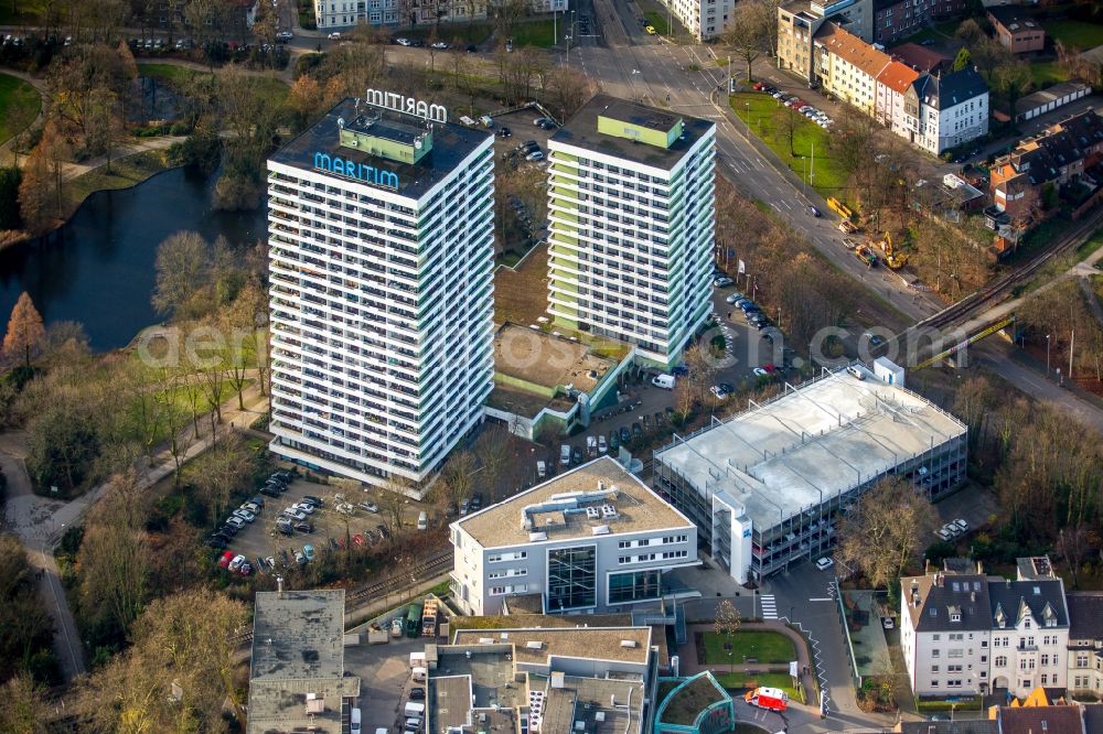 Gelsenkirchen from above - High-rise building of the hotel complex Stadtgartenresidenz Maritim in autumnal Gelsenkirchen in the state of North Rhine-Westphalia