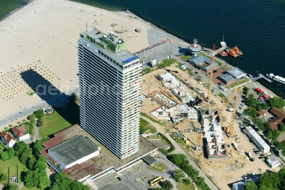 Lübeck from the bird's eye view: High-rise building of the hotel complex Maritim Strandhotel Travemuende on Trelleborgallee in the district Travemuende in Luebeck in the state Schleswig-Holstein, Germany